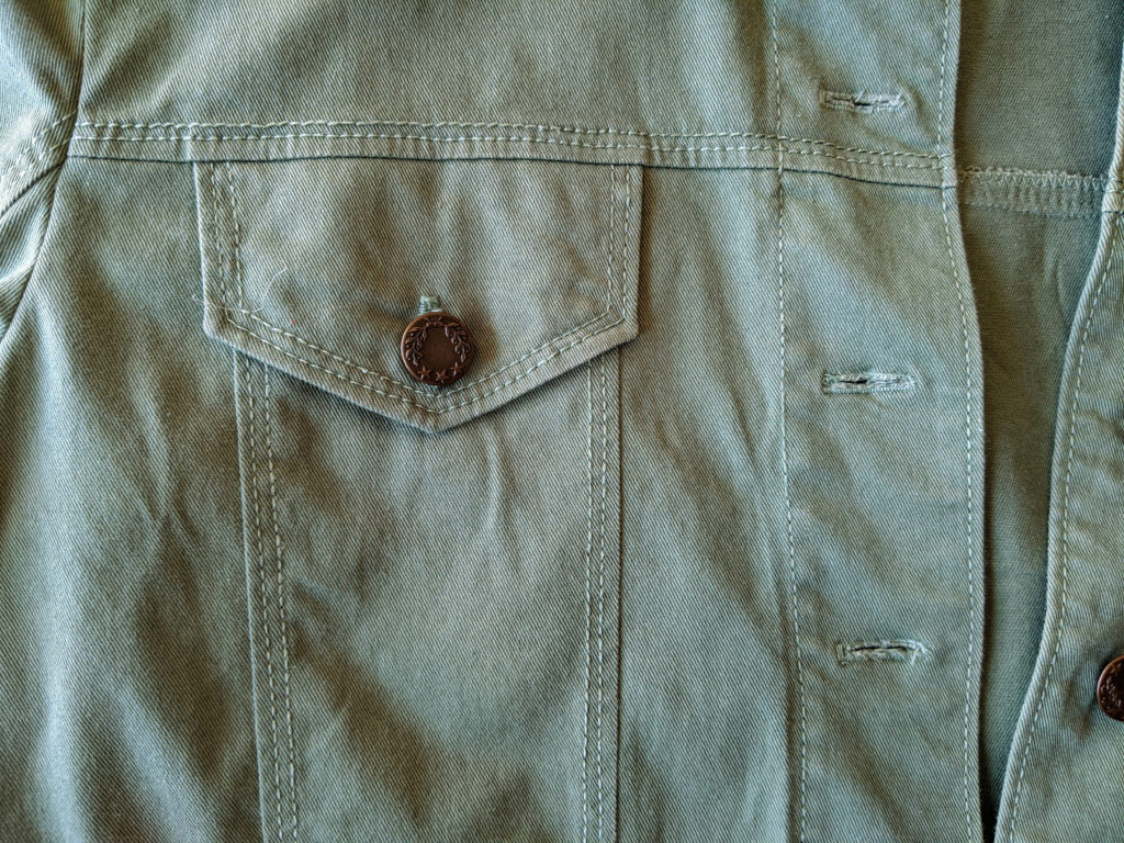 džínová bunda falešná kapsa